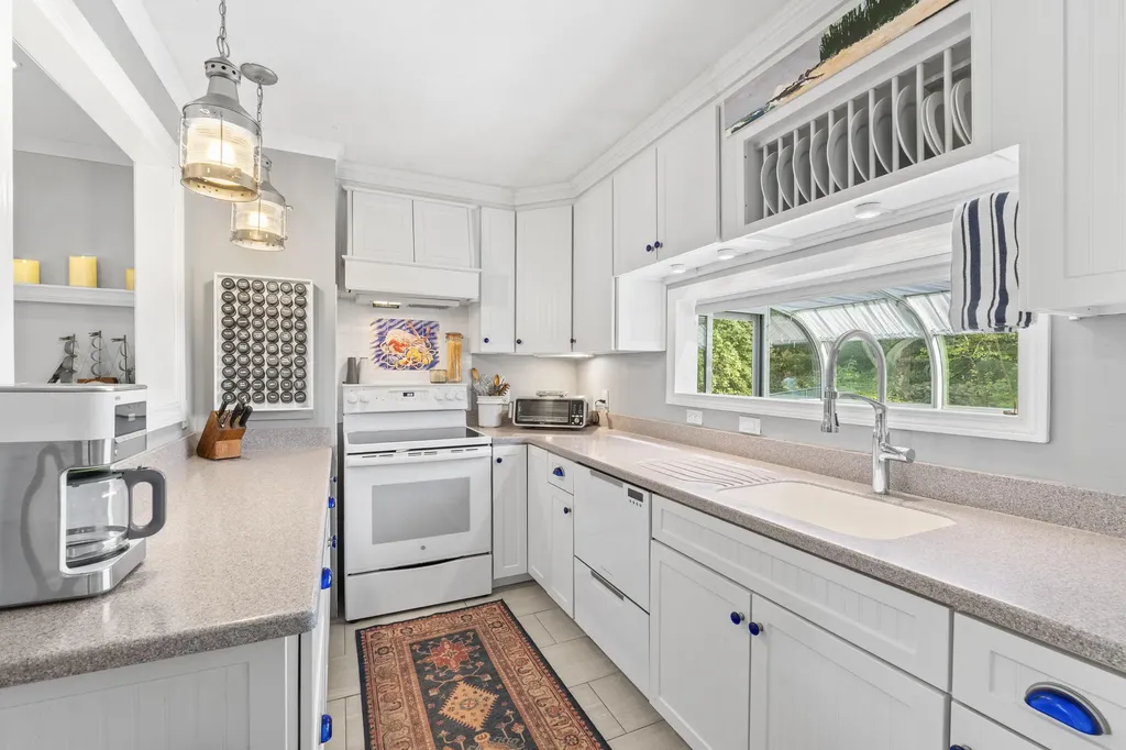 10 Cheverus Road Cape Elizabeth ME 04107