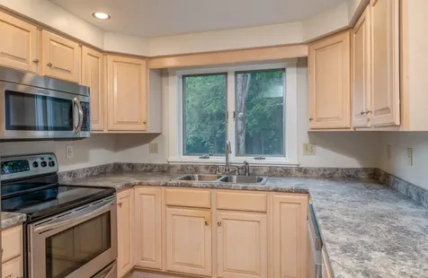 31 Oakwood Drive Hallowell ME 04347