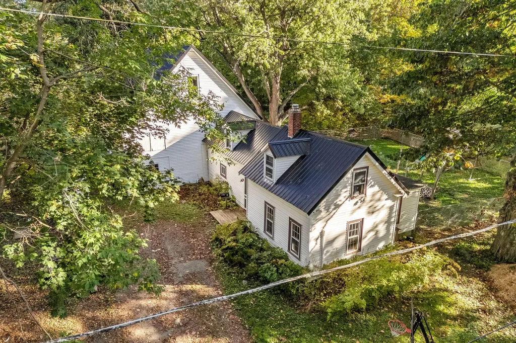 8 Carter Avenue Newport ME 04953