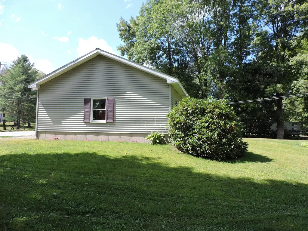 17 Baker Street Clinton ME 04927