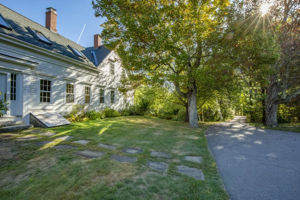 708 River Road Edgecomb ME 04556