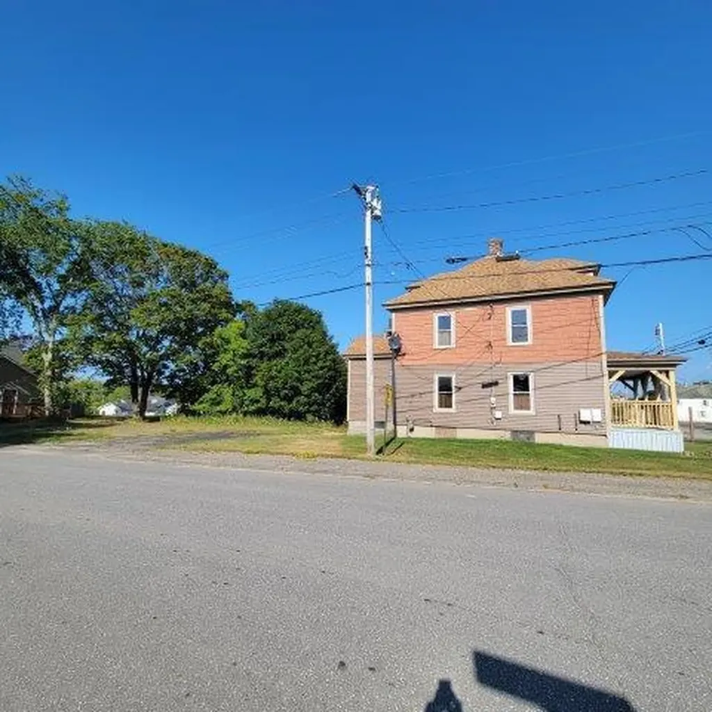 49 W Broadway Lincoln ME 04457
