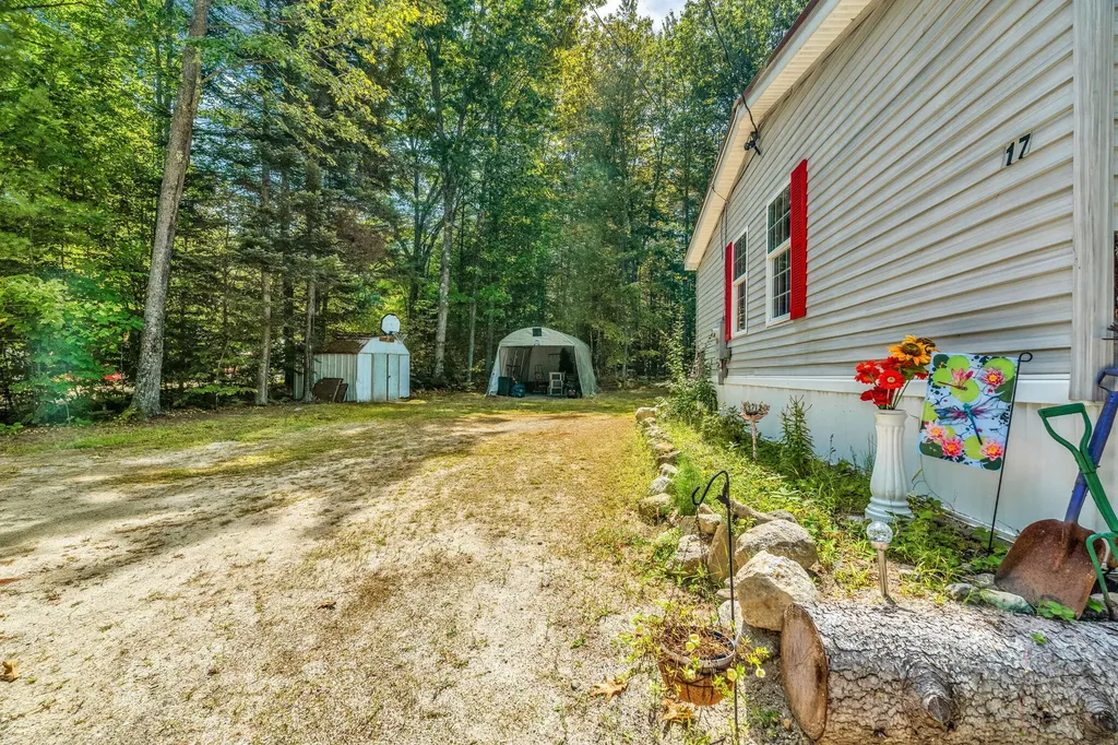 17 Harmon's Corner Road Auburn ME 04210