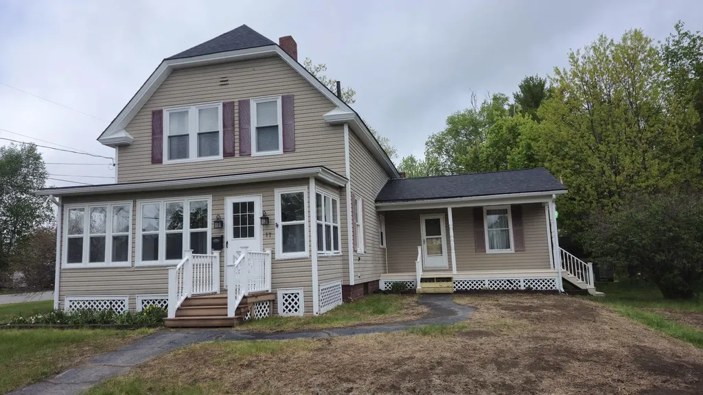 17 Bates Street Millinocket ME 04462