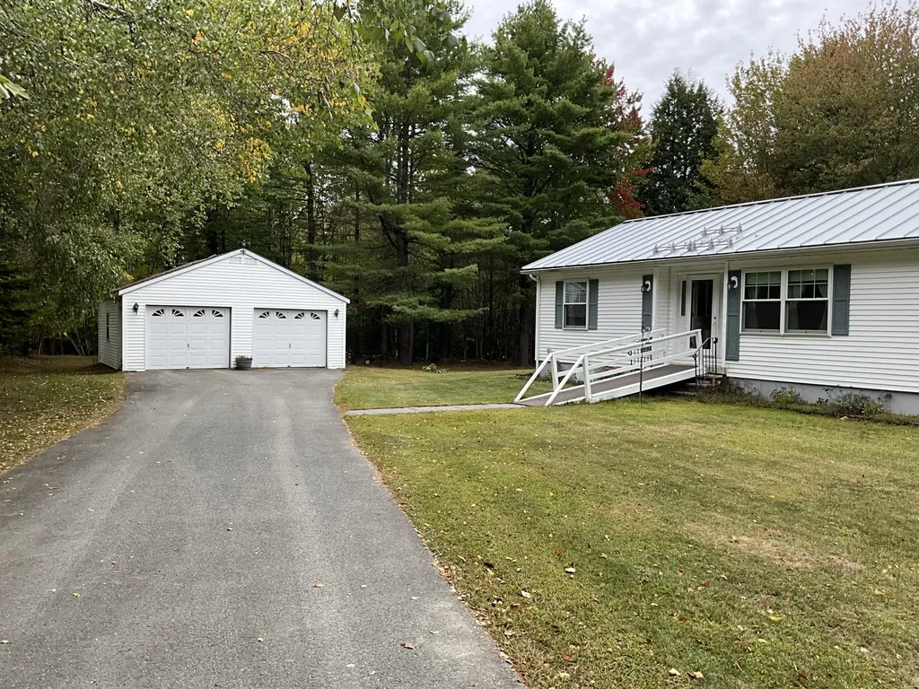 8 Cross Road Bradley ME 04411