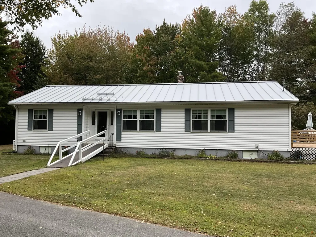 8 Cross Road Bradley ME 04411