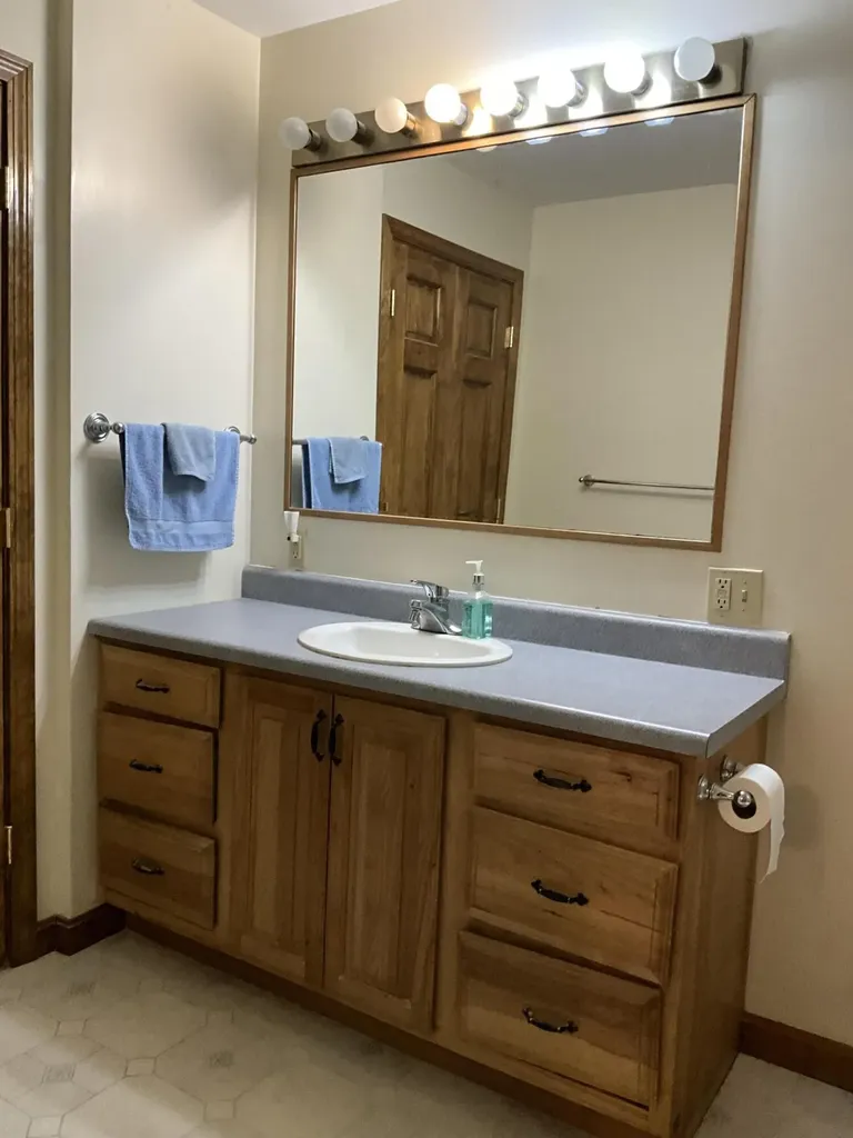 8 Cross Road Bradley ME 04411