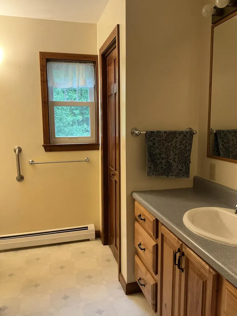 8 Cross Road Bradley ME 04411