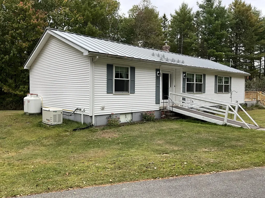 8 Cross Road Bradley ME 04411