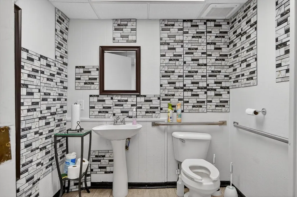 7045 Cooley Lake Road West Bloomfield Charter Township MI 48324