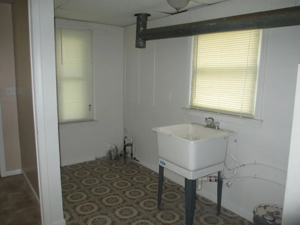 8291 Lozier Avenue Warren City MI 48089