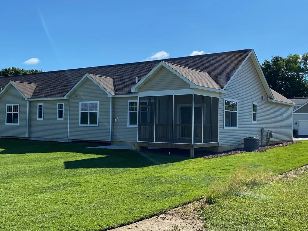 5696 Trail Side Lane Hamburg Township MI 48189
