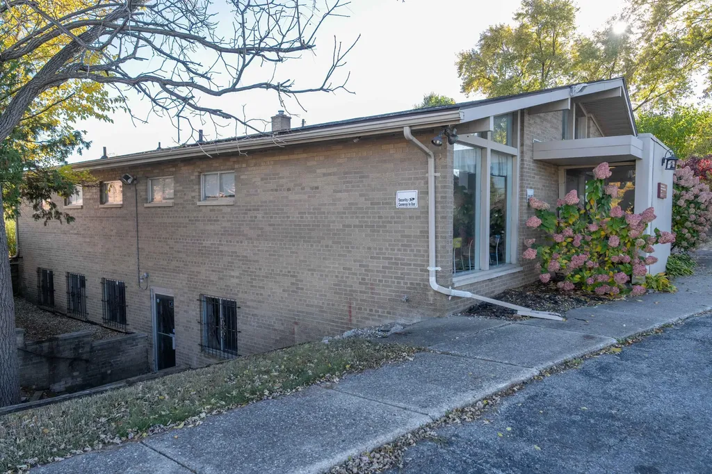2561 Elizabeth Lake Road Waterford Charter Township MI 48328