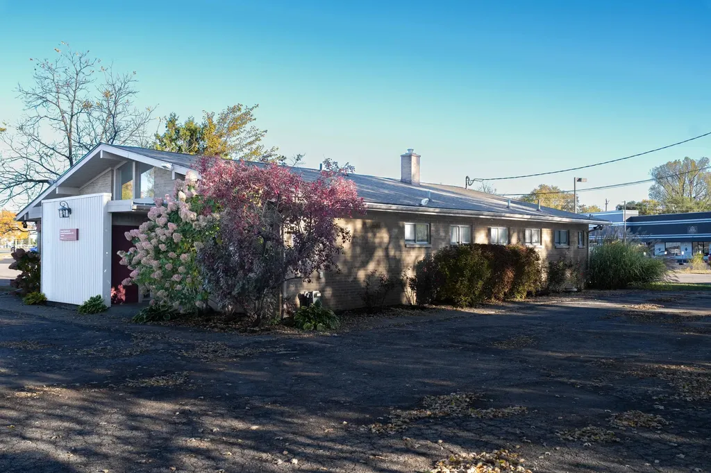 2561 Elizabeth Lake Road Waterford Charter Township MI 48328