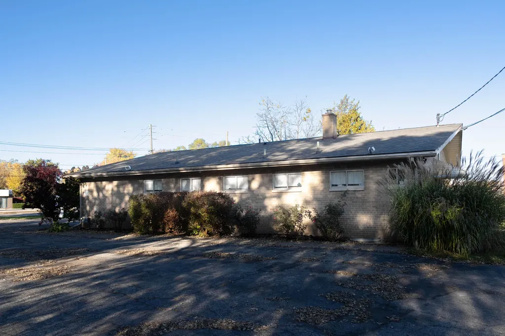 2561 Elizabeth Lake Road Waterford Charter Township MI 48328