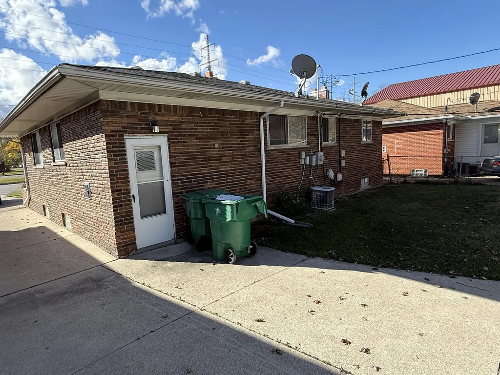 16475 E 8 Mile Road Eastpointe City MI 48021