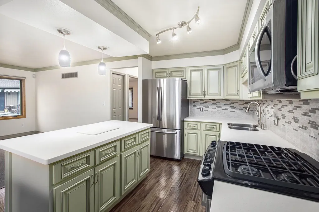 548 Park Place Saline City MI 48176