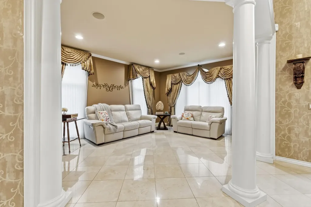 5520 Whitehall Boulevard Oakland Charter Township MI 48306