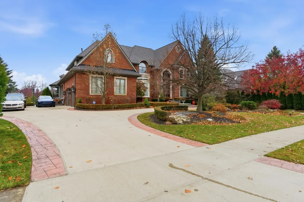 5520 Whitehall Boulevard Oakland Charter Township MI 48306