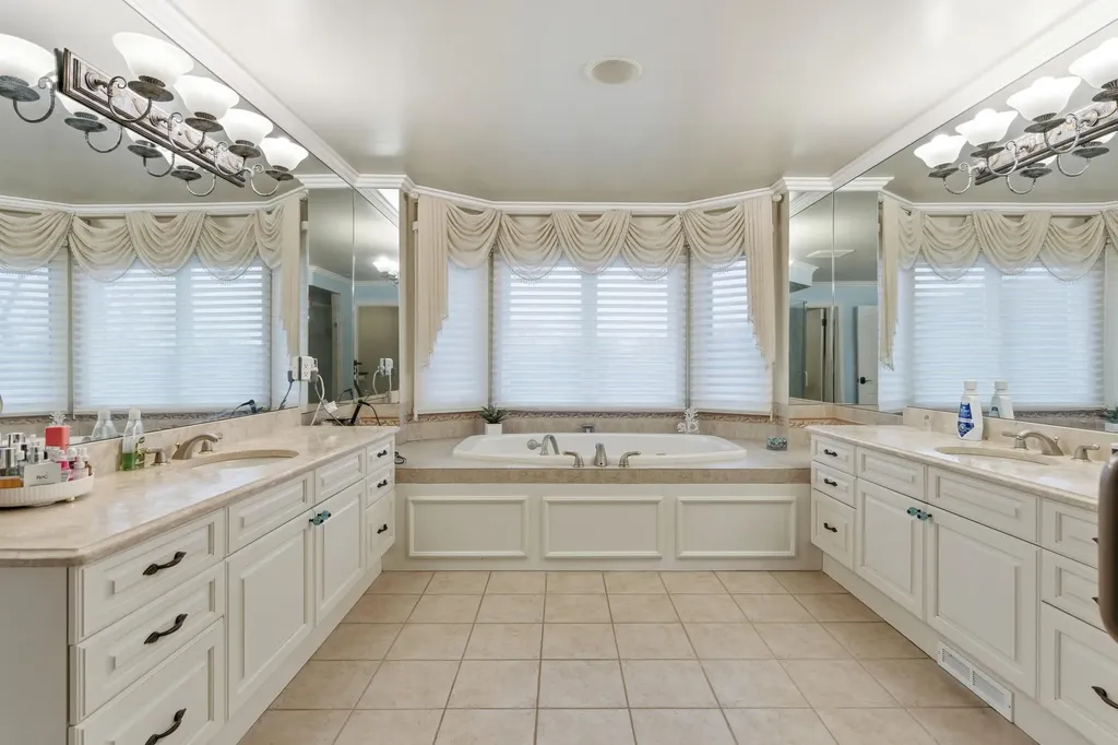 5520 Whitehall Boulevard Oakland Charter Township MI 48306