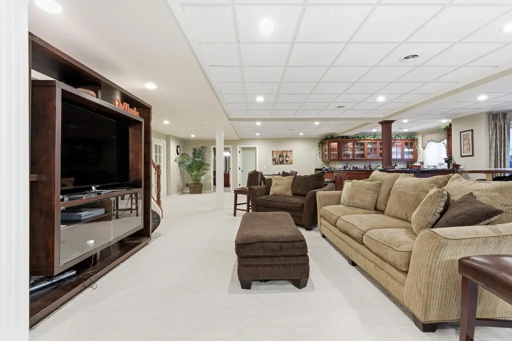 5520 Whitehall Boulevard Oakland Charter Township MI 48306