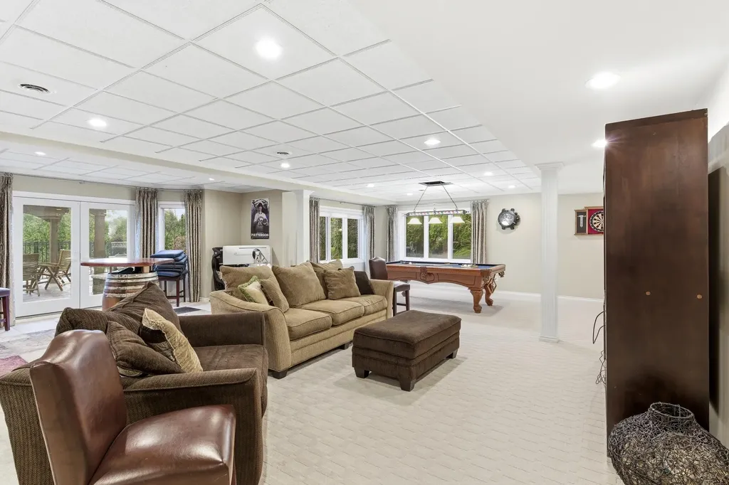5520 Whitehall Boulevard Oakland Charter Township MI 48306