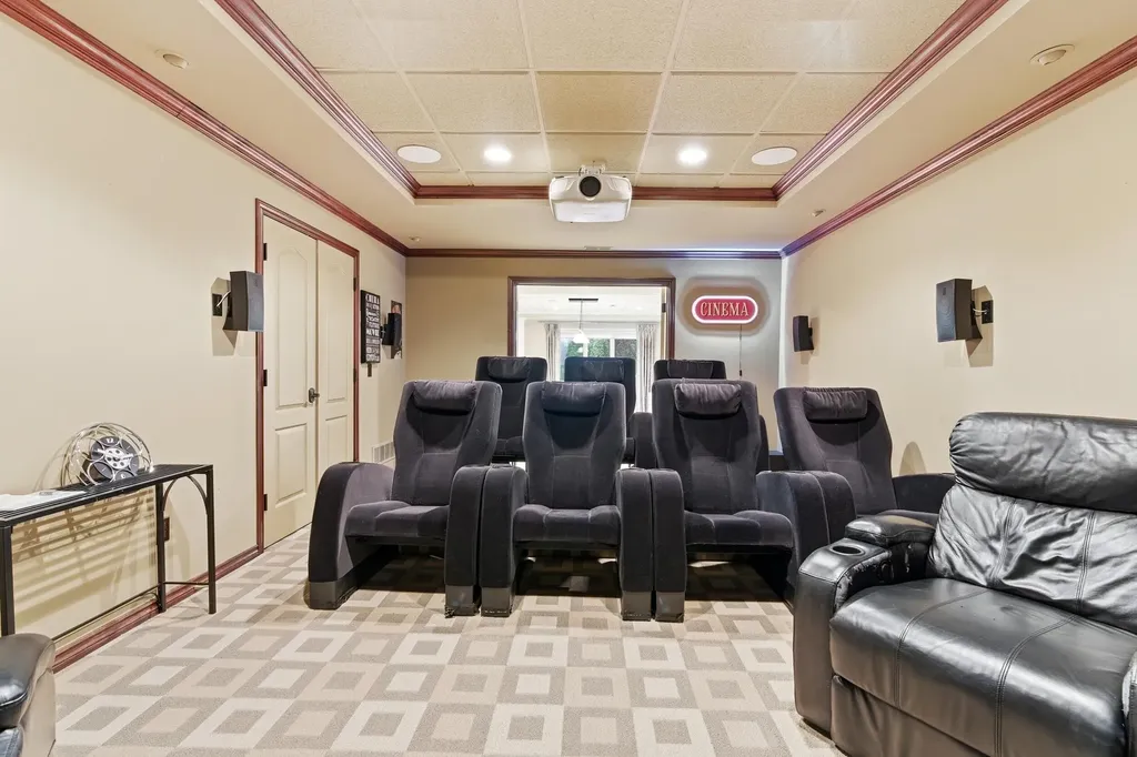 5520 Whitehall Boulevard Oakland Charter Township MI 48306