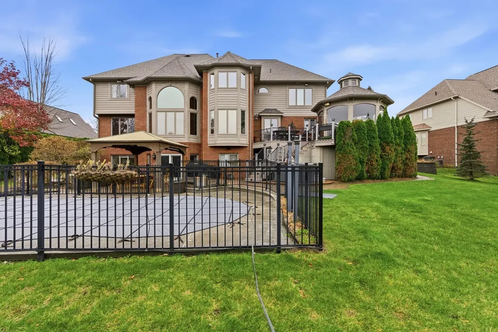 5520 Whitehall Boulevard Oakland Charter Township MI 48306