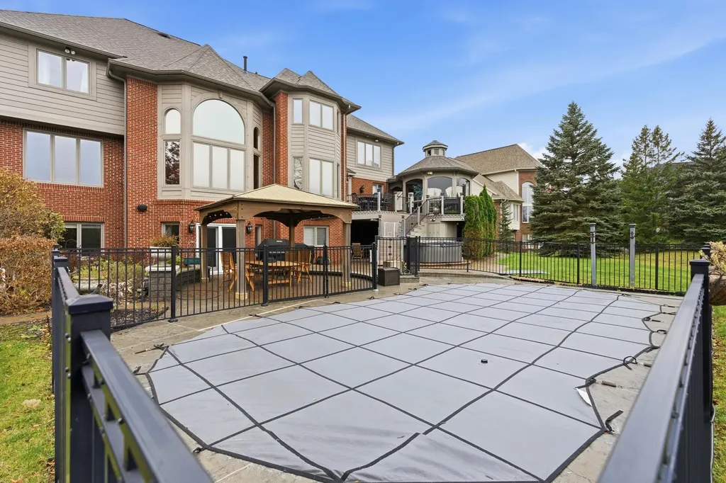 5520 Whitehall Boulevard Oakland Charter Township MI 48306