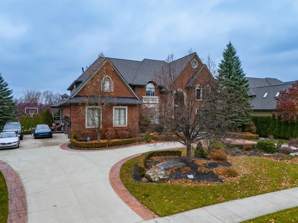 5520 Whitehall Boulevard Oakland Charter Township MI 48306