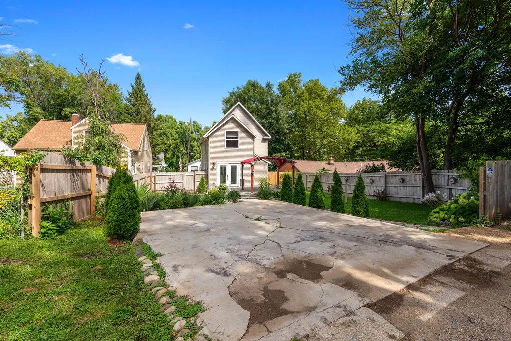 1118 E Alcott Street Kalamazoo City MI 49001