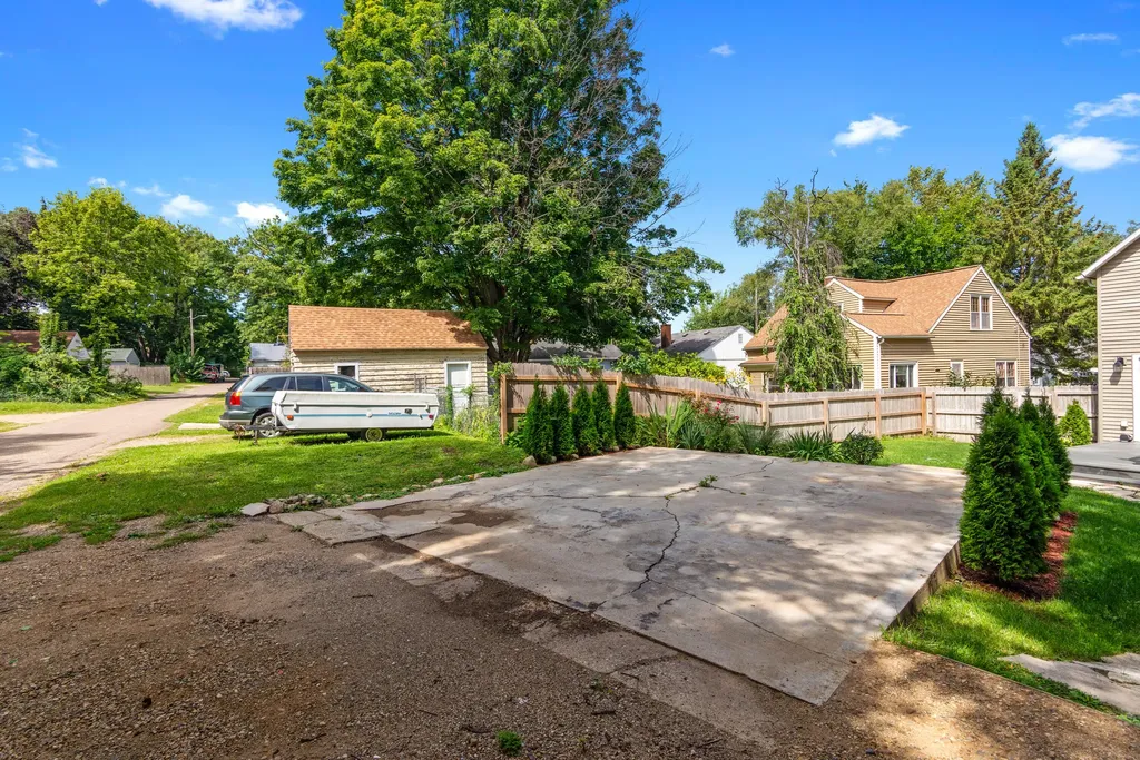 1118 E Alcott Street Kalamazoo City MI 49001