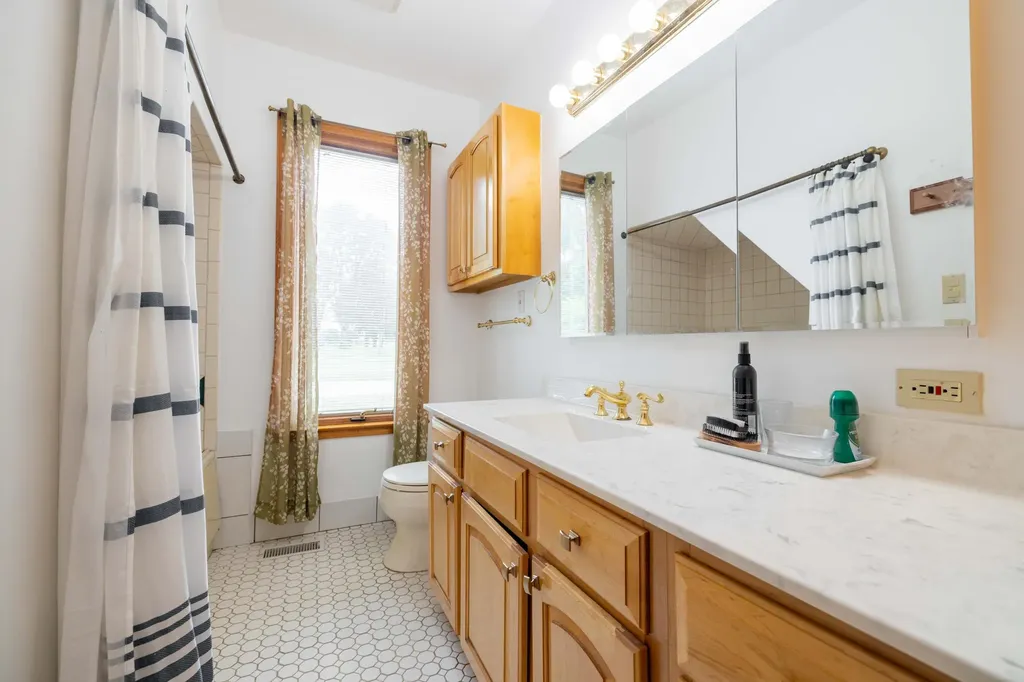 25653 W River Road Grosse Ile Township MI 48138