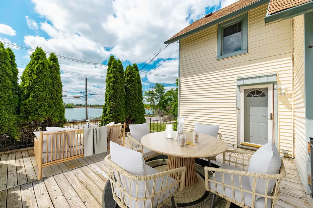 25653 W River Road Grosse Ile Township MI 48138