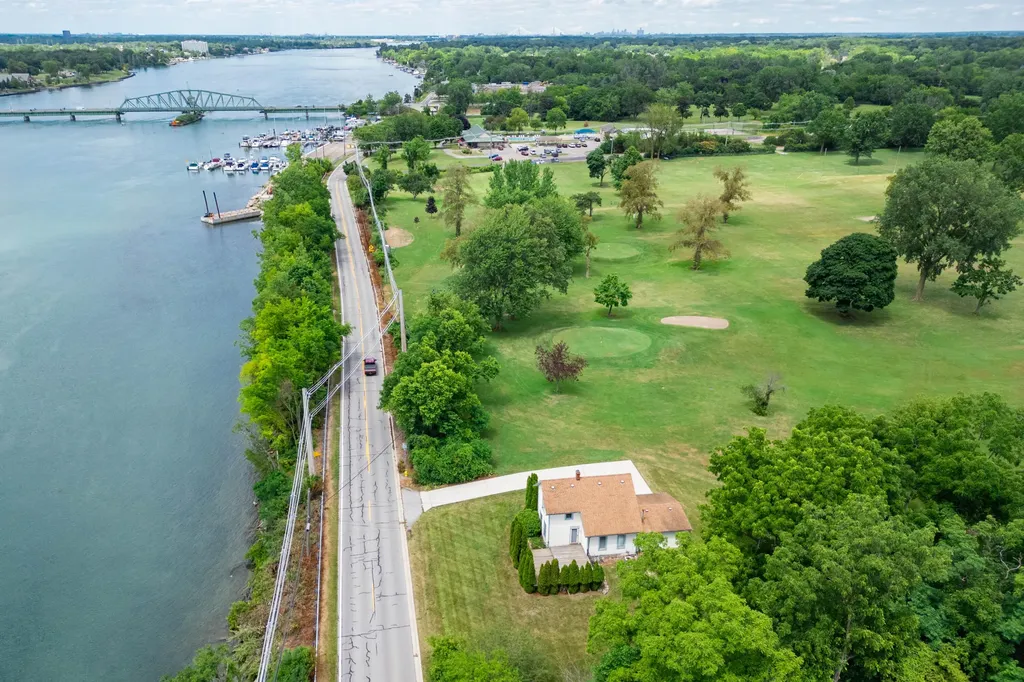 25653 W River Road Grosse Ile Township MI 48138
