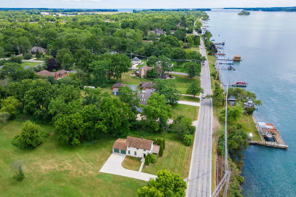 25653 W River Road Grosse Ile Township MI 48138