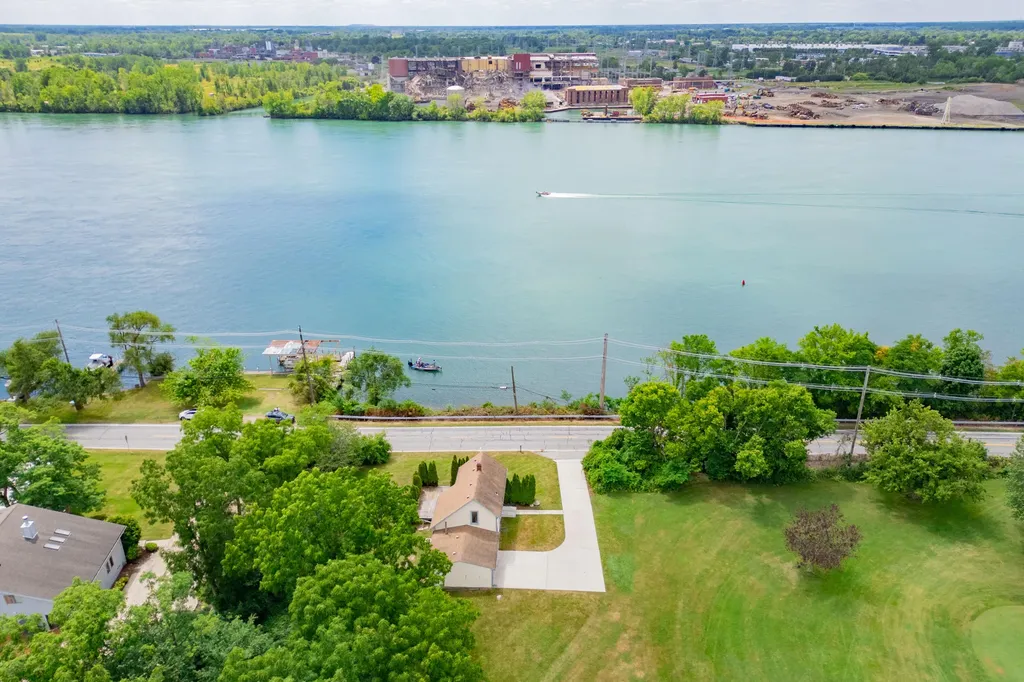 25653 W River Road Grosse Ile Township MI 48138