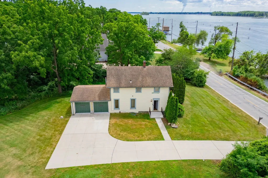 25653 W River Road Grosse Ile Township MI 48138
