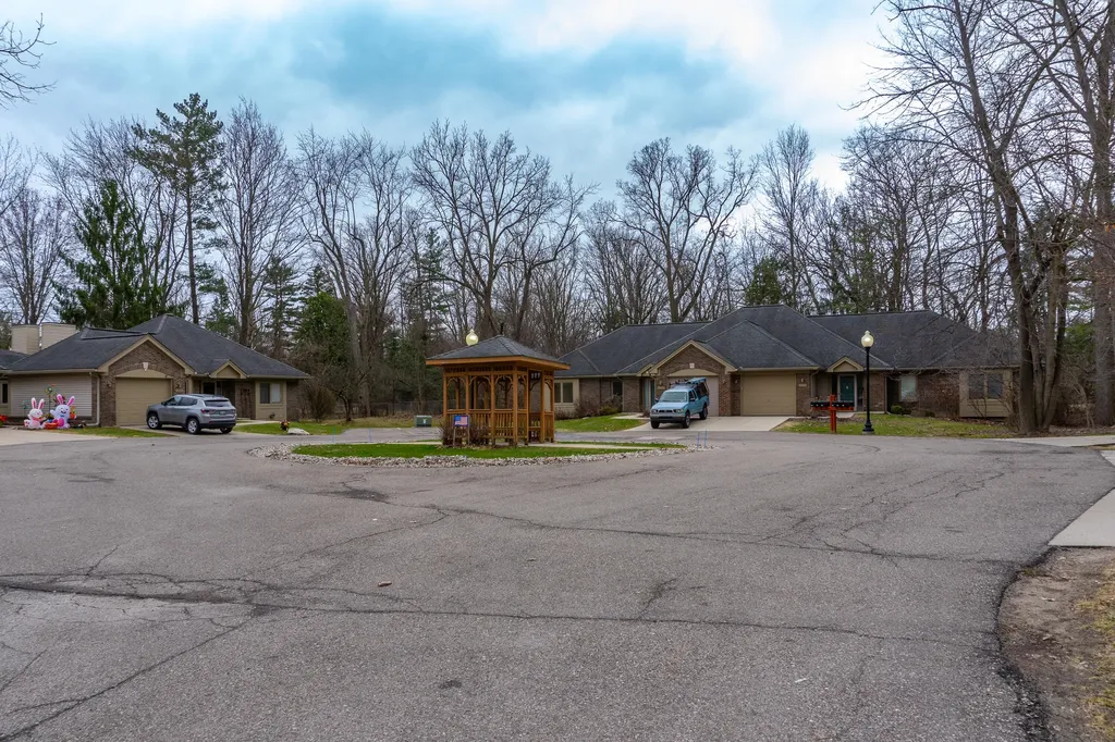 21329 Mulberry Court Farmington City MI 48336