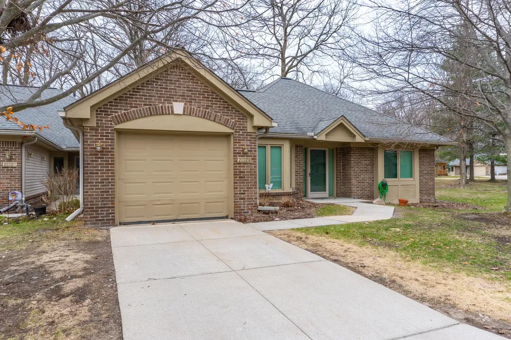21329 Mulberry Court Farmington City MI 48336