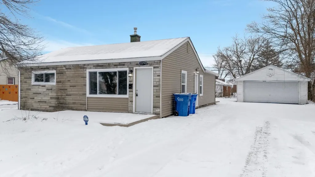 22290 Eastwood Avenue Warren City MI 48089