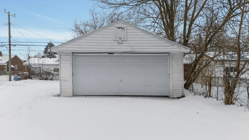 22290 Eastwood Avenue Warren City MI 48089