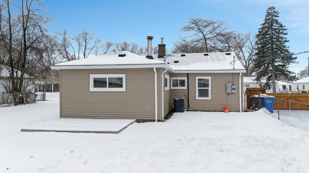 22290 Eastwood Avenue Warren City MI 48089