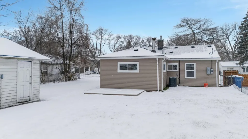 22290 Eastwood Avenue Warren City MI 48089