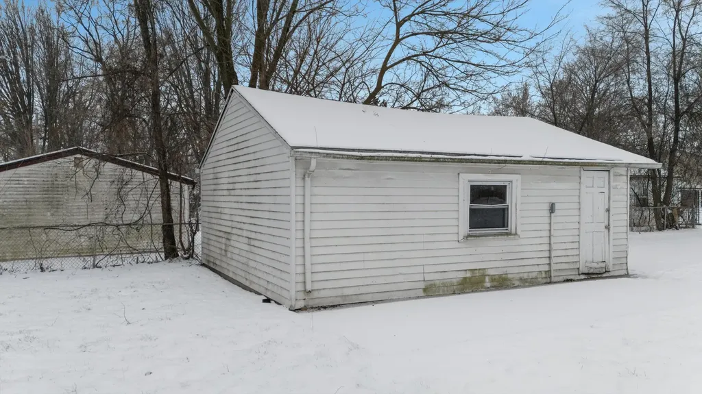 22290 Eastwood Avenue Warren City MI 48089