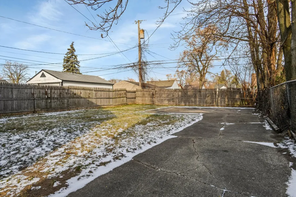 7051 Hupp Avenue Warren City MI 48091