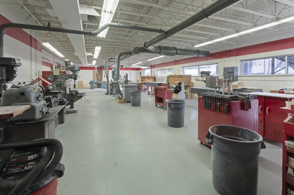 31666 W 8 Mile Road Farmington Hills City MI 48336