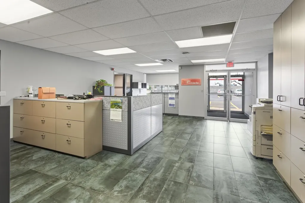 31666 W 8 Mile Road Farmington Hills City MI 48336
