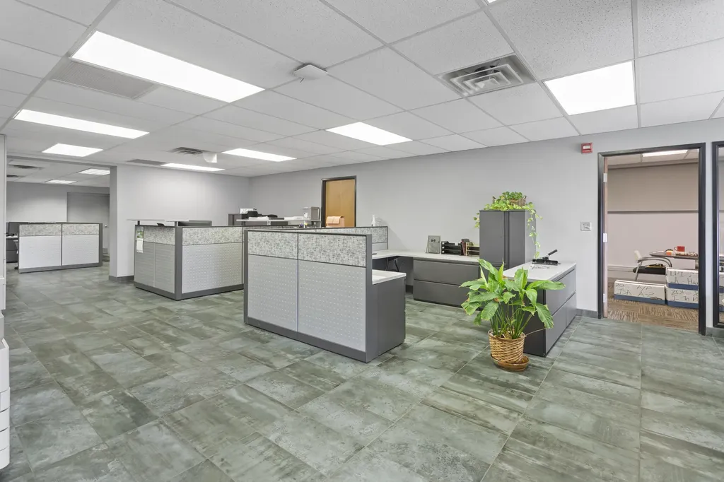 31666 W 8 Mile Road Farmington Hills City MI 48336