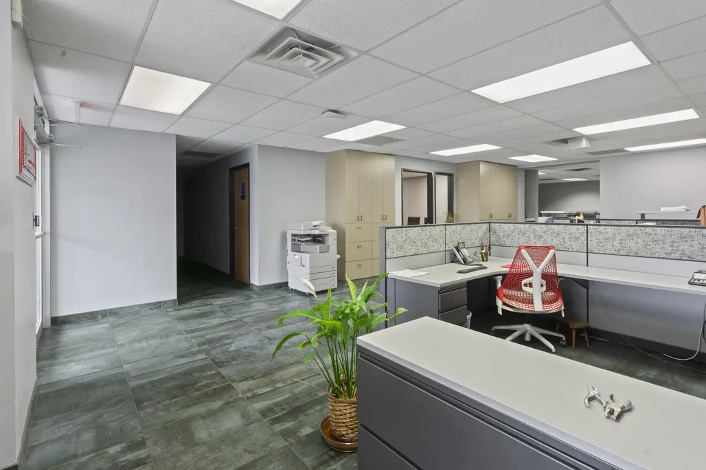 31666 W 8 Mile Road Farmington Hills City MI 48336